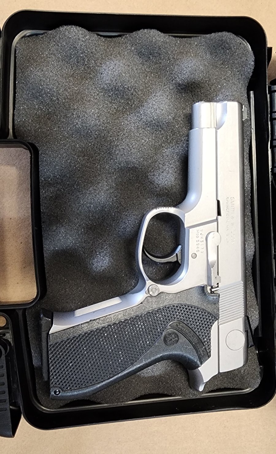 SMITH & WESSON MODEL 5946